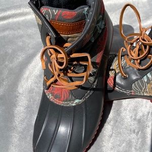 Ladies “Duck” boots, gray, 9